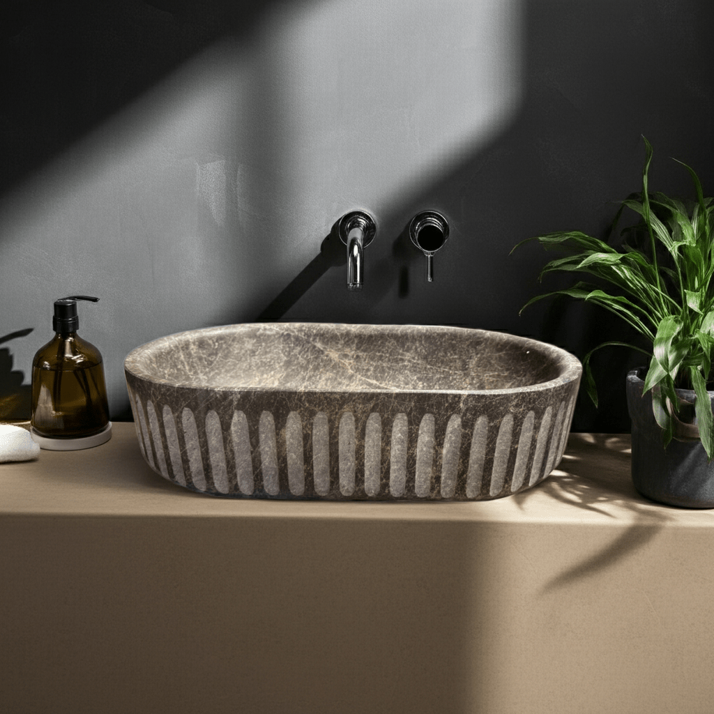 Dark Emperador marmorservant UMBRA – mørk brun spansk marmor med riflet design
