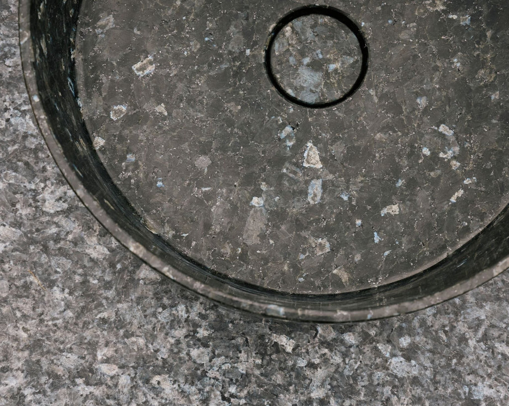 Lundhs Emerald baderomsservant ROLA – larvikitt med glitrende blå krystaller mot sort bakgrunn, rund form