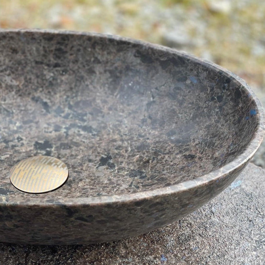 Lundhs Antique baderomsservant ODA – varm brun anortositt med blå og turkise krystaller, oval form