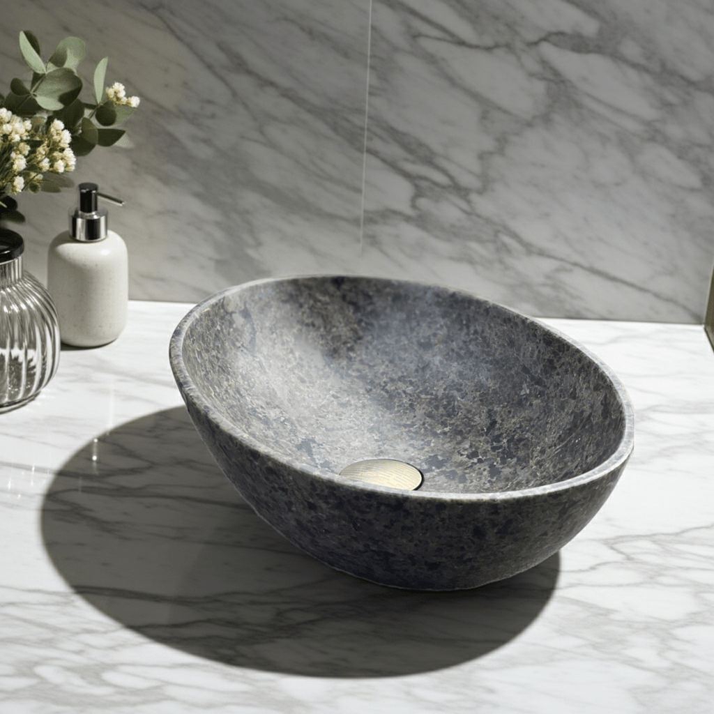 Lundhs Antique baderomsservant ODA – varm brun anortositt med blå og turkise krystaller, oval form